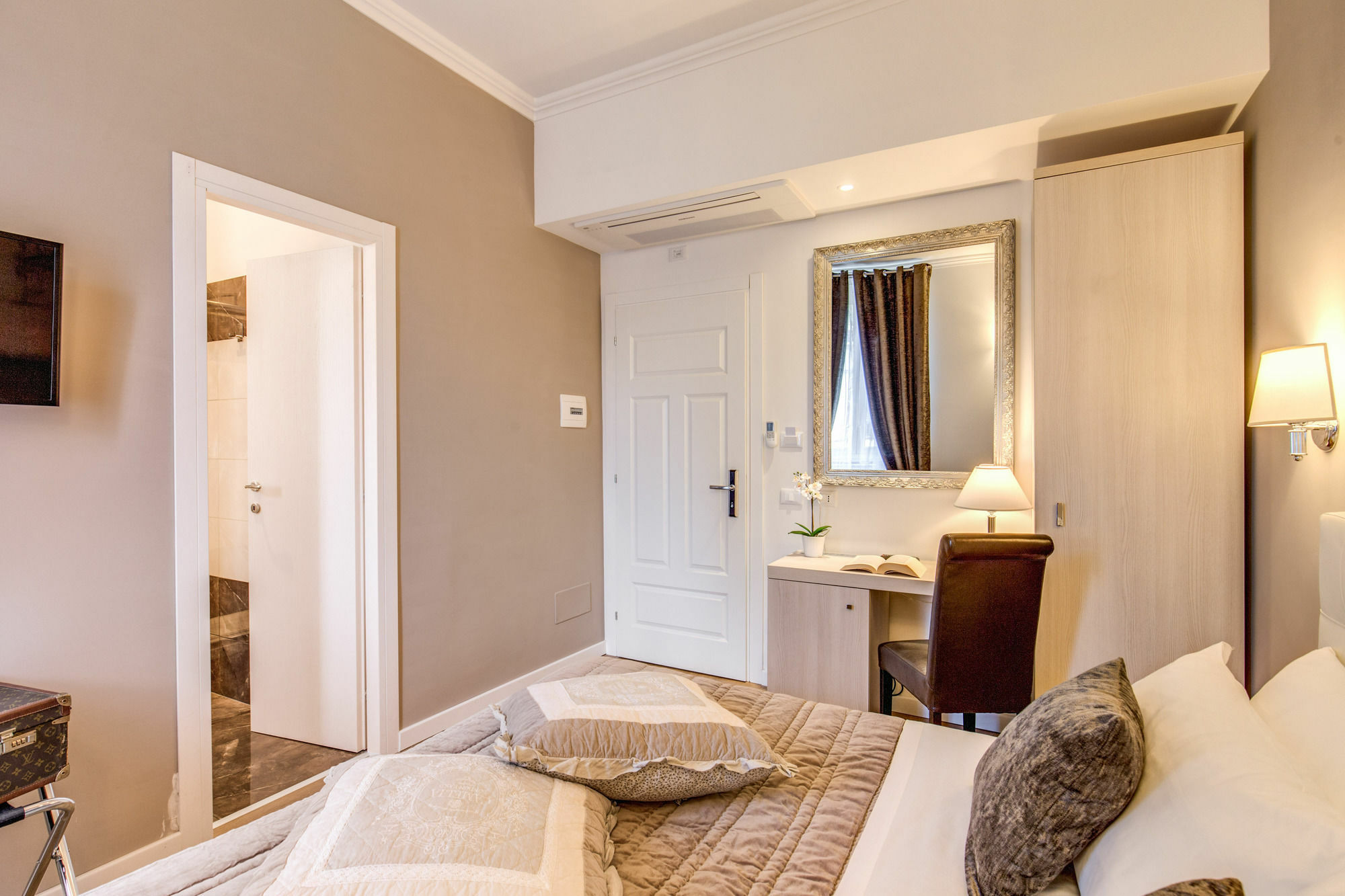 The Bridge Suites Rome Bagian luar foto